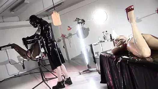 Lateks içinde iki fahişeye hükmediyor