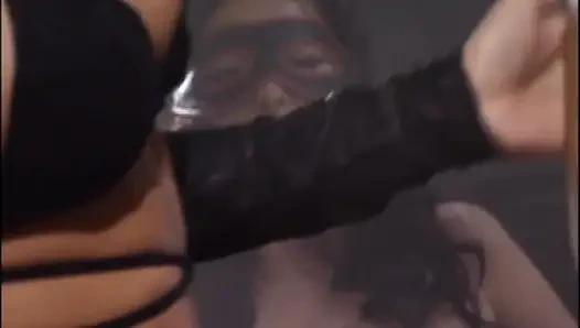 İki güzel lezbiyen sahibe azgın bir kölenin önünde amlarını yalıyor ve mastürbasyon yapıyor