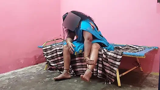 Köydeki üvey annem sarisini dizlerinin üstüne kaldırıyor ve saklanıyordum ve onunla ilişkim vardı.