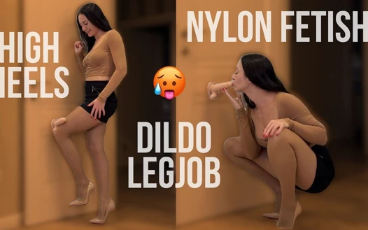 Naylon çorap ve yüksek topuklu ayakkabılarla dildo bacakla muamele