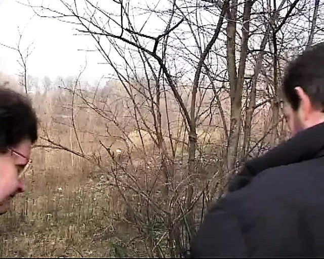 Elena ormana gider, luca'ya oral seks verir ve mastürbasyon yapar