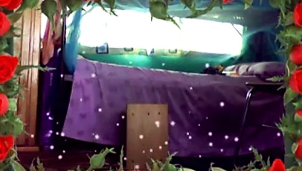 Afrikalı kız kendisi ile oynuyor