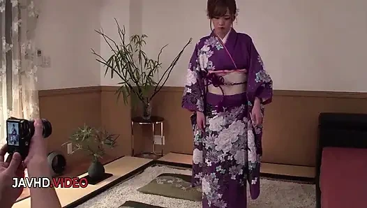 Eri hosaka: baştan çıkarıcı Asyalı kimono model sert döllemeden önce harika sakso çekiyor