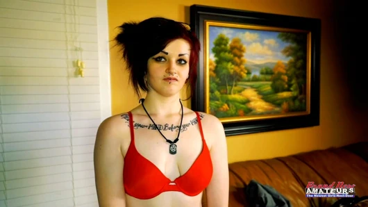 Egzotik üniversiteli Marcie farklı iç çamaşırını deniyor ve amını parmaklatıyor!