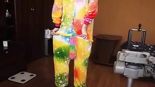 Tek boynuzlu at kostümü içindeki bir bebek götünü gösteriyor