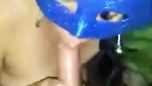 Karısı kocasının arkadaşını emiyor