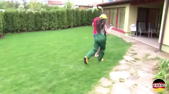 Ateşli esmer piliç bakire amcığını sikiyor