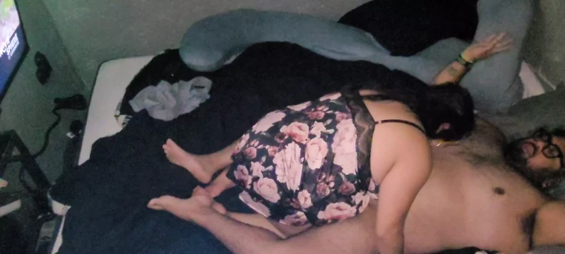 Evli kadın televizyon izlerken azıyor