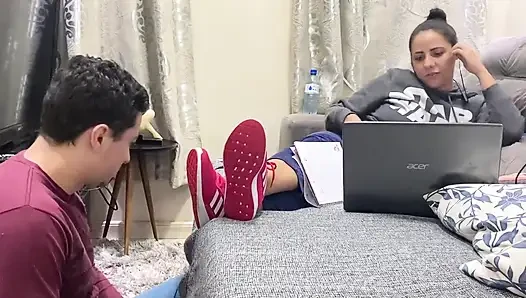 Kiffa spor ayakkabılarını yalarken ayak kölesini görmezden geliyor