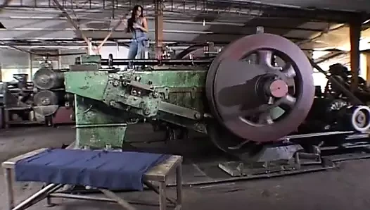 Sürtük bir kızla güzel bir seks videosu