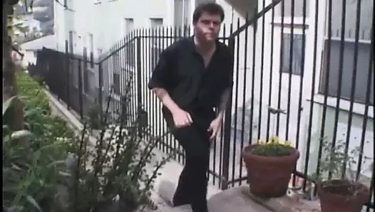 Hamile zenci sürtük içinde yaraklarla deli gibi eğleniyor