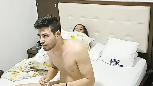 Üvey erkek kardeşim kız arkadaşımı sikmek için bana odasını ödünç veriyor