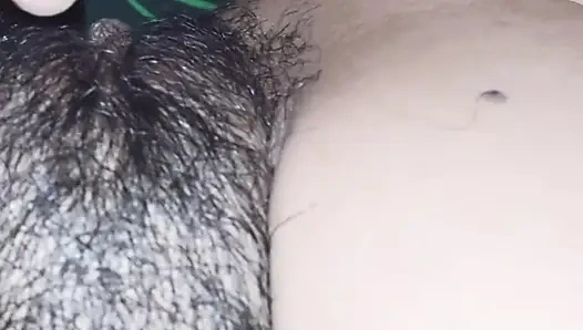 Genç üvey kız kardeş her zaman flört ediyor