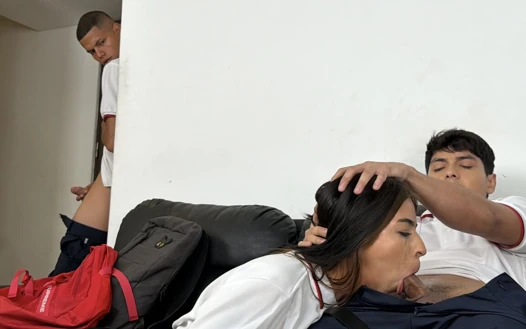 Bölüm 2 Sınıf arkadaşımı üvey babasının evinde siktim ve en iyi arkadaşı bizim için kaplandı