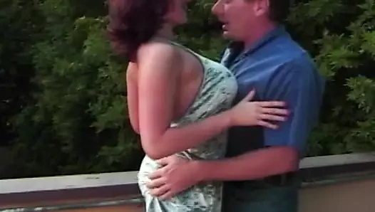 Düzgün vücutlu dövmeli orta yaşlı seksi kadın büyük yarağı memnun ediyor