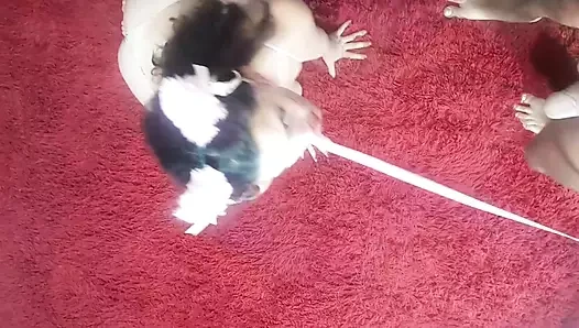 İtaatkar kedi anablove yarak emiyor ve ustasıyla sert sikişiyor