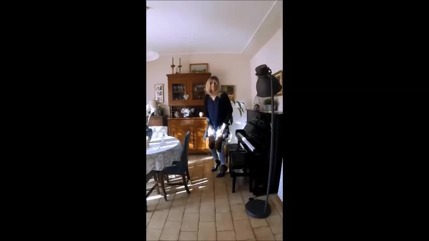 Julia классная болтовня обувью в нейлоне под джинсами