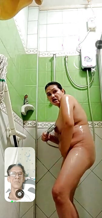 Sadece sabahın bu erken saatlerinde banyo yaparken izliyorum