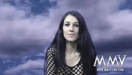 Sevimli Meli bir çift partisine katılıyor