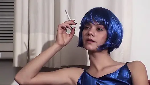 İç çamaşırlı ve çoraplı renkli saç güzeli sigara içiyor