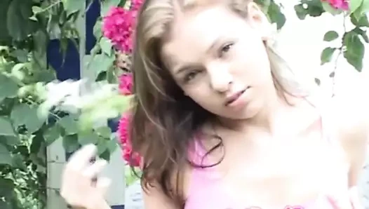 Sarışın genç açık sahnede ona klitoris losyonları