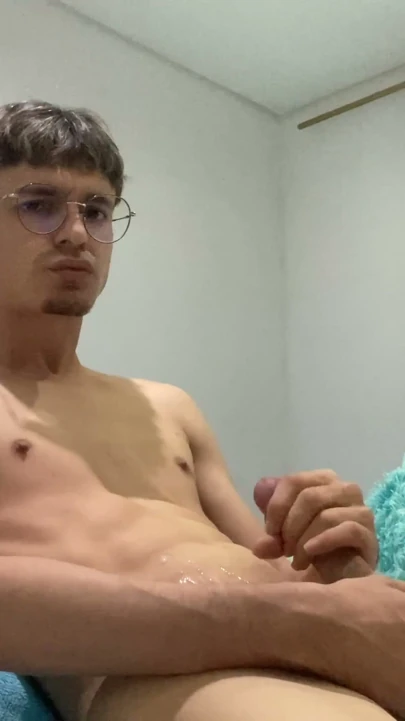 Zayıf Twink Azıp Sikini Okşamaya Başlıyor | Bölüm 1