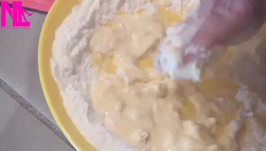 Çıplak ayaklarımla makarna için hamur yapıyorum