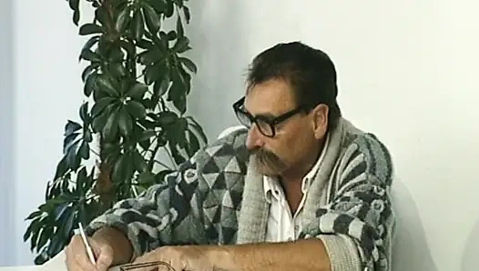 Çekici Alman orta yaşlı seksi kadın anal oynamanın tadını çıkarıyor ve yüze boşalmadan önce sikişiyor