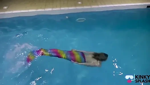 Tutsak deniz kızı havuzda seni azdırıyor