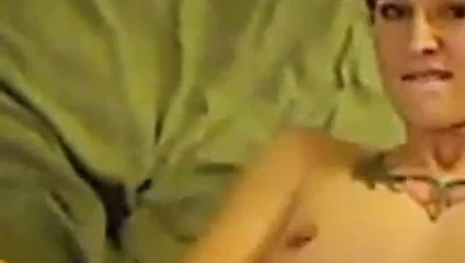 Deldi ve dövmeli kızıl saçlı oynama ile kedi üzerinde ev kam