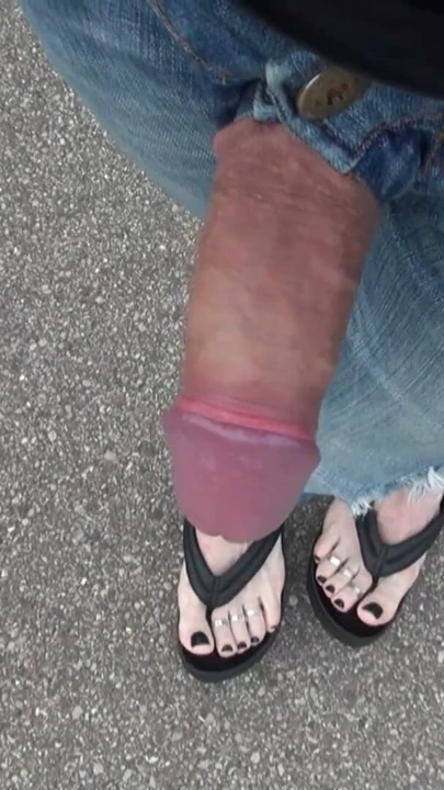 Seksi ayaklarıyla yarak sergileyen crossdresser | Bölüm 2