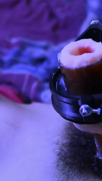 Sulu bir orgazm için dünyanın en uzun bdsm otomatik mastürbasyonu | Klip 1