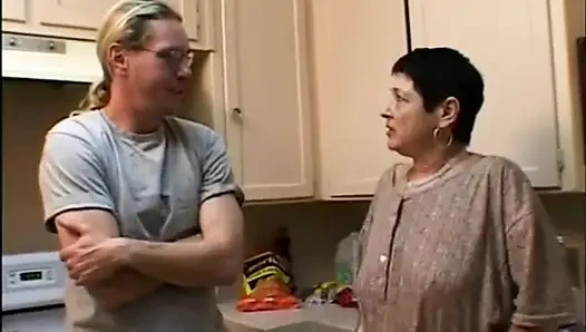 Büyük orta yaşlı seksi kadın iş başında...     (Tam orijinal film.)