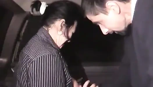 Orta yaşlı seksi kadın ve iki adam