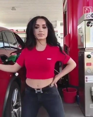 Suudi benzin istasyonu dansı