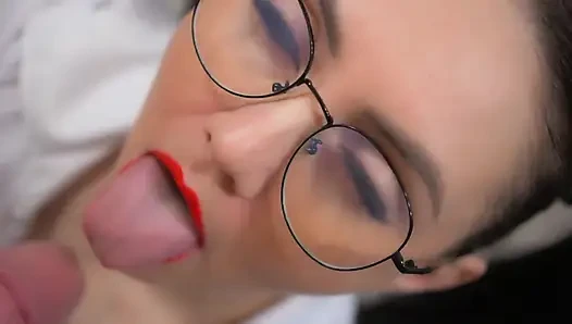 Orta yaşlı seksi kadın kaygan sakso çekiyor