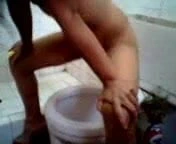 PERUANA CON TANGA AMARILLA