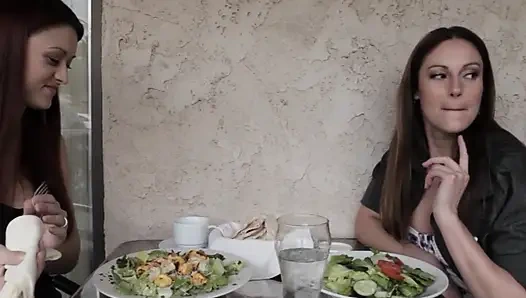 Üç lezbiyen birbirlerinin tadını tutkuyla eğliyor