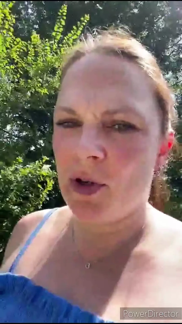 Hamile Sıcak Milf (Orta Yaşlı Kadin) 9 Aylık Hamile Saskialove ormanda kendisi yapar ve tangasını tam olarak fışkırtır.