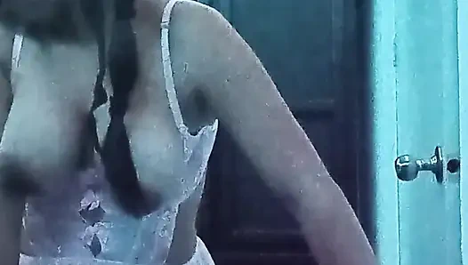 Kız onu büyük ve lezzetli göğüsleri ve zengin götüyle bir tanrıça gibi sikiyor.