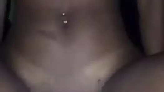 Morena rebolando gostoso