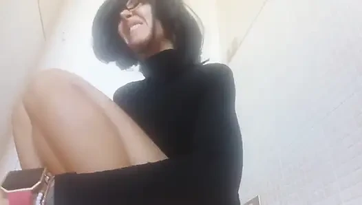 Zavallı zübbi bayan. Üvey babası hr'ı onu emmeye ikna etti ve nedenini biliyor musun?