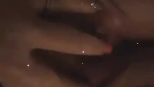 Eski milf oynuyor ile kedi ve berbat parmaklar