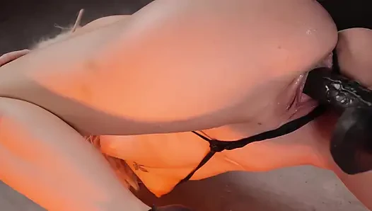 Ateşli düzgün vücutlu sarışın kadın spermle kaplı
