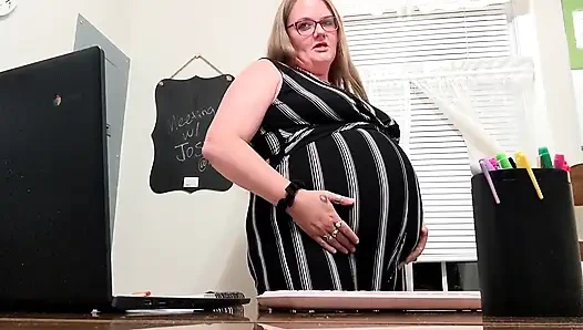 Öğretmenin sana ofisinde 31 talimatı veriyor ve onu hamile bırakdığını ortaya çıkarıyor!