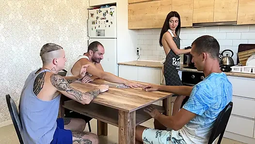 Evli kadın kocasını ve arkadaşlarını baştan çıkardı - ağzı ve amıyla seks yapmışlar - dölleriyle dolduruyorlar