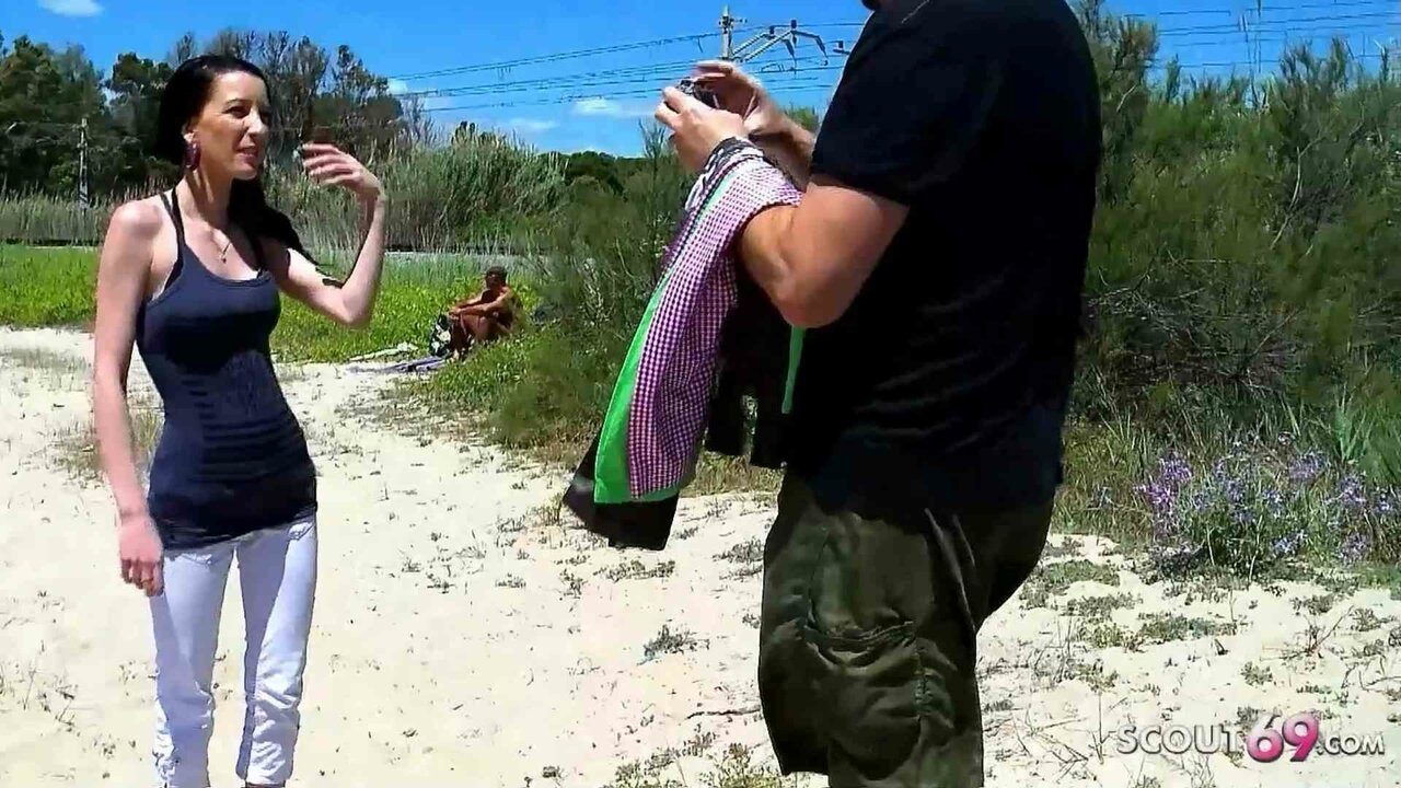 Sıska genç tania aldı yukarı için ilk assfuck üzerinde bir kamu plajı tarafından eski adam