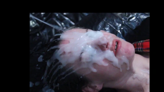 Daha fazla sahte, sahte döl tekrarlıyorum. Hayal gücü olanlar için büyük bukkake benzeri yüze boşalmalar