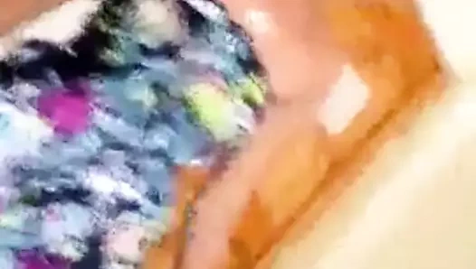 Eddy baisse une fille