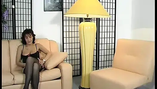 Çekici olgun bayan kanepede sikiliyor